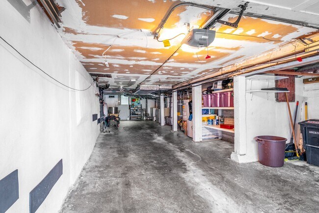 Building Photo - Noe Valley: Top Floor 2 bed 1 ba Condo w/ Finished Attic, Tandem Parking, W/D In-Unit, and Shared...