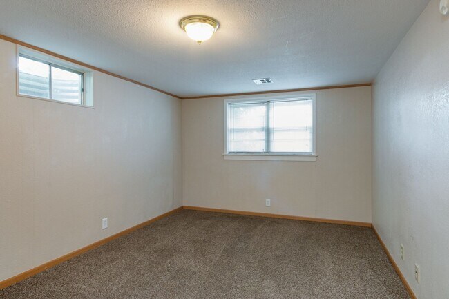 Building Photo - #6 Bedroom House with Awesome Yard Plus Ga...