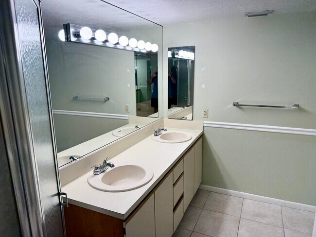 Building Photo - 104 Half Moon Cir