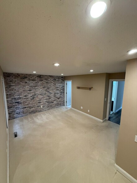 Building Photo - 1181 Weston Ln N