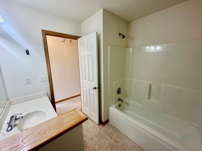 Building Photo - Gorgeous X-Large 4 Bedroom Townhome in Maplewood!