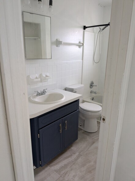 Building Photo - 1902 Park Manor Dr