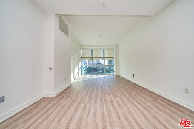 Building Photo - 3223 W 6th St