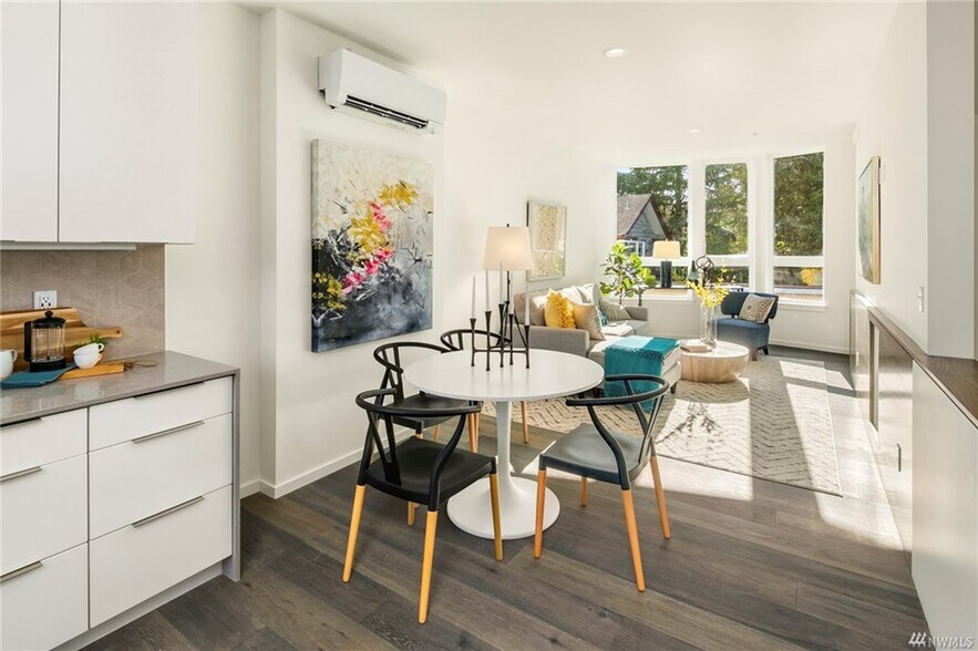 Dining area in the middle of the living and kitchen. - 818 N 47th St