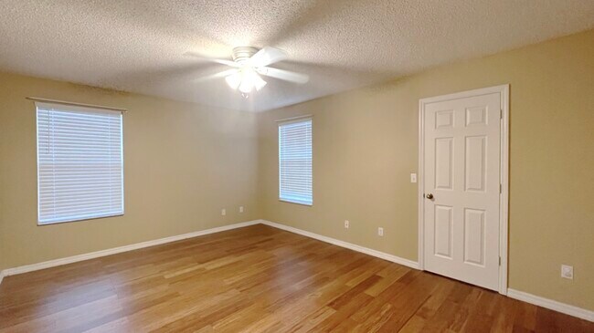 Building Photo - 831 Horseshoe Falls Dr