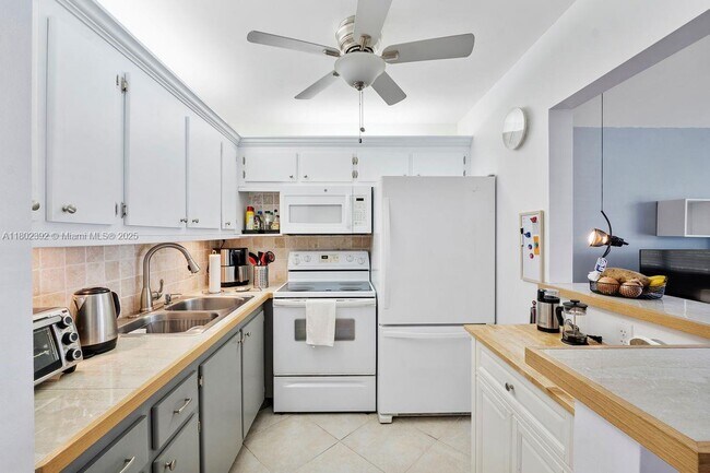 Building Photo - 143 Oakridge J