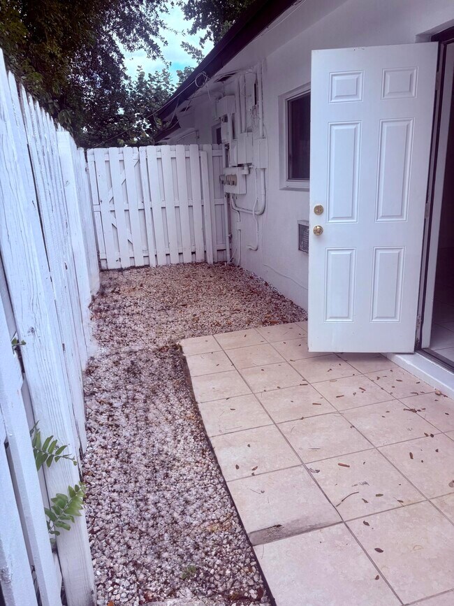 Building Photo - 1801 NE 25th Ave