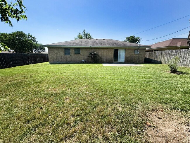 Building Photo - 702 Monterrey Dr