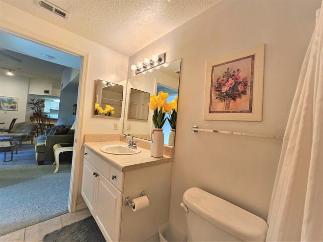 Building Photo - 5050 Fairways Cir