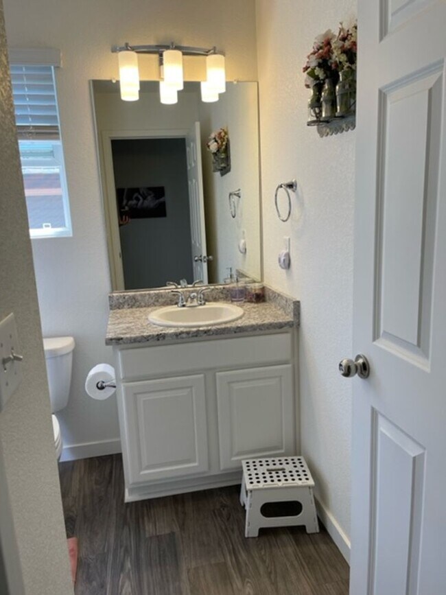 Building Photo - Newer townhome in beautiful Banning Lewis Ranch neighborhood