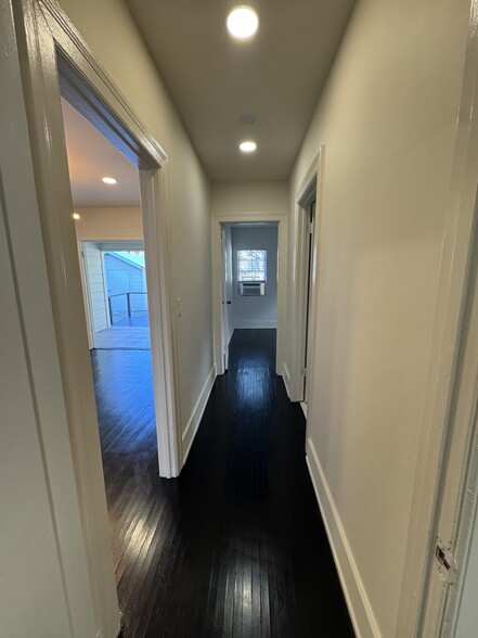 Building Photo - 849 N West Knoll Dr