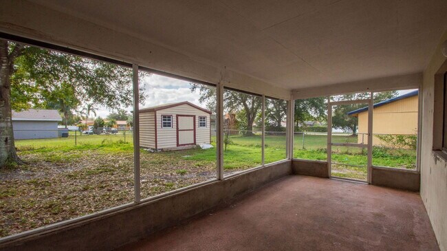 Building Photo - 704 Putt Ln