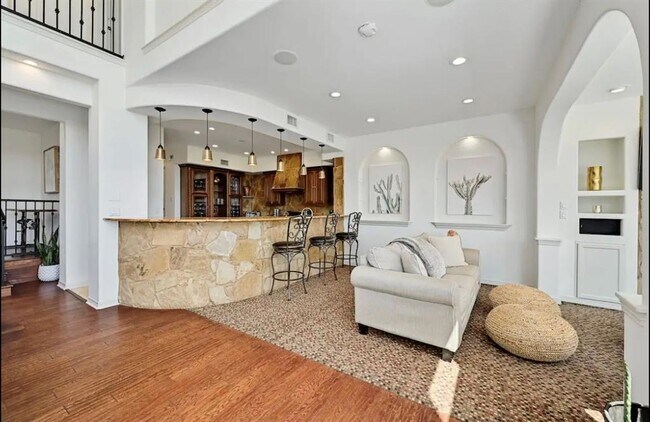 Building Photo - 3711 Highland Dr