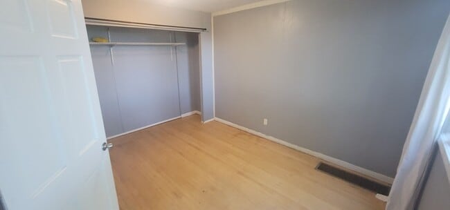 Building Photo - Duluth MN 4 Bedroom - 1 Bath - 1 Car Garag...