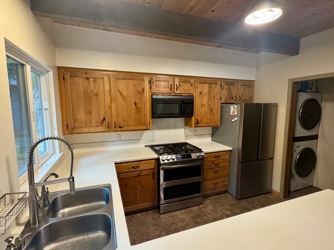 Building Photo - 19380 Pleasantview Dr