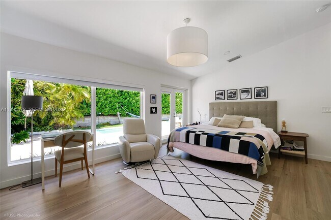 Building Photo - 560 Hampton Ln