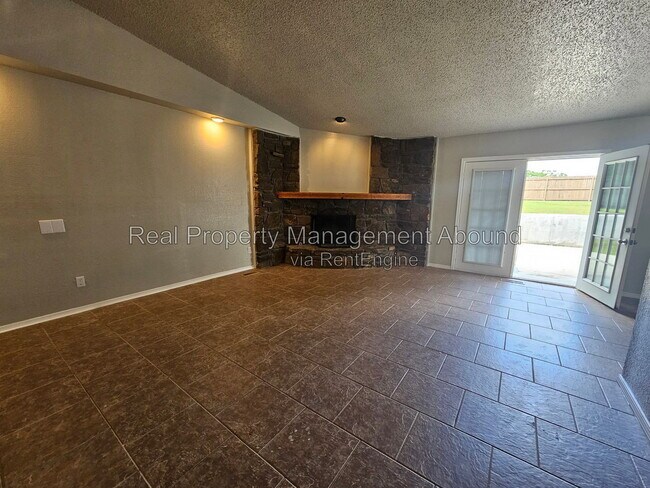 Building Photo - 18341 Woodcrest Ln
