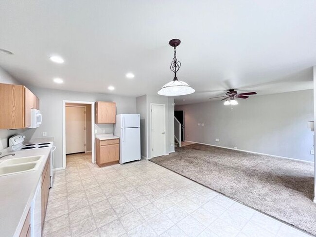 Building Photo - NEW CARPET & PAINT! Beautiful 3 Bedroom 2 ...