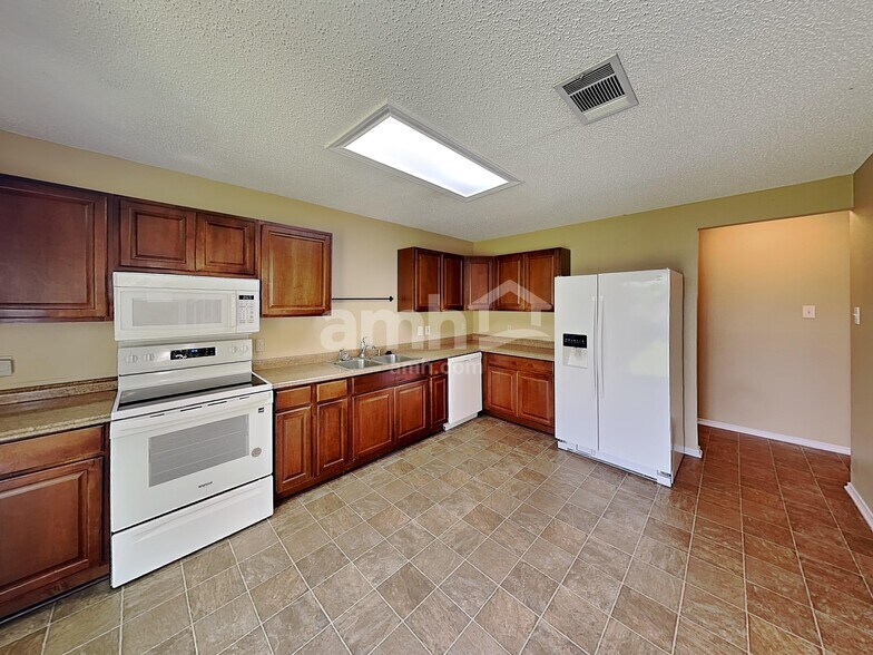 Building Photo - 2707 Vinson Ct