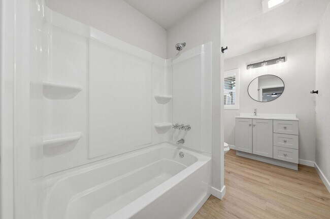 Building Photo - Large Brand New Remodeled 1 Bedroom unit with Washer Dryer Hookups - MUST SEE!!!