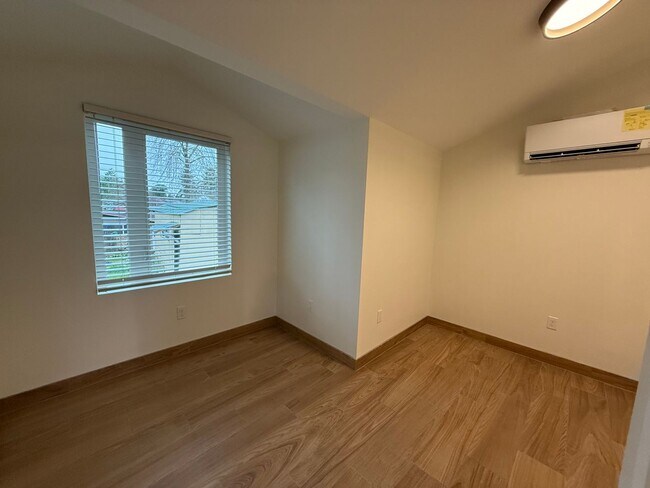 Building Photo - WG1491* - B