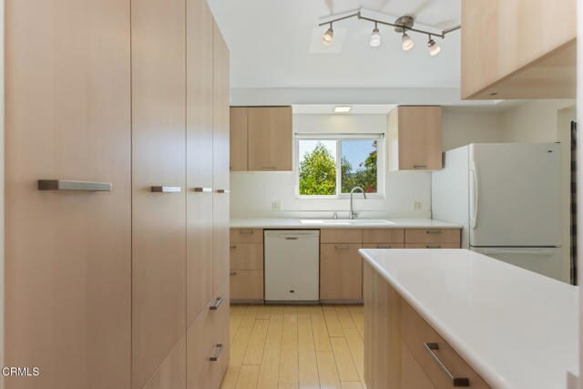 Building Photo - 1932 Hilldale Dr