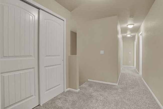 Building Photo - Move-In Ready Townhome | $1,000 Off First ...