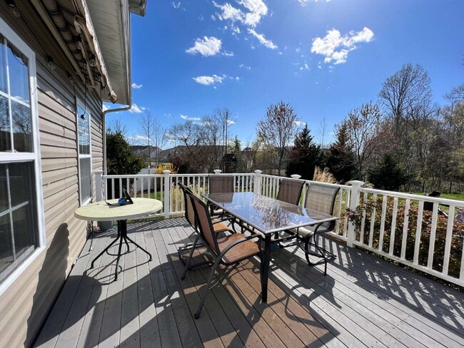 Building Photo - Spacious 4 bedroom home with POOL in sought after neighborhood and schools.