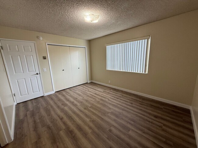 Building Photo - Mid Town Ventura 2 Bedroom 2 Bath Upstairs Corner Unit Apartment