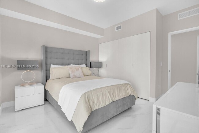 Building Photo - 700 NE 24th St