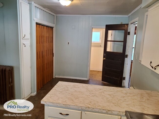 Building Photo - Charming 4 Bedroom Home