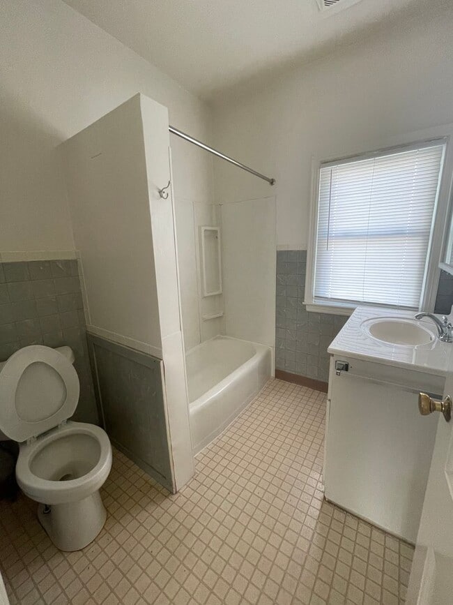 Building Photo - 1-BR Home in Elkhart Across from Weston Park