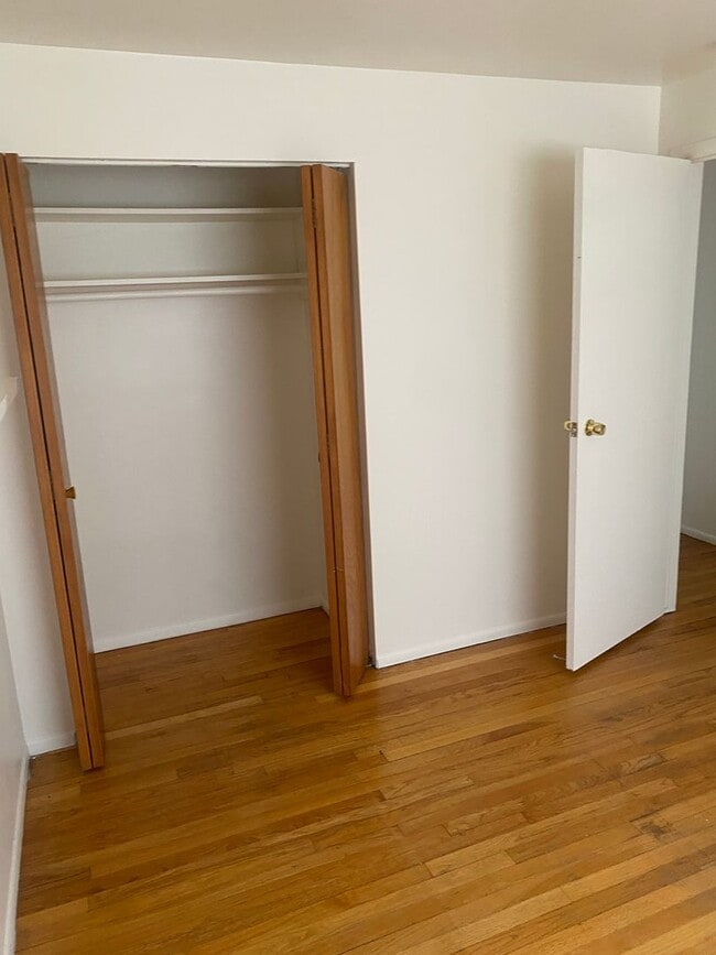 Building Photo - Newly painted 3 bedroom 1 bathroom bi-leve...