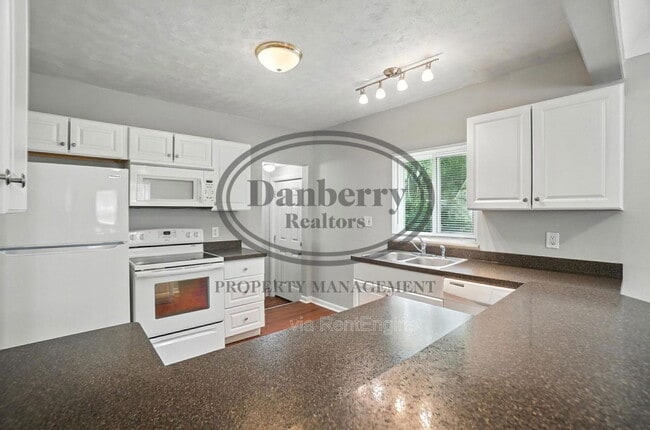 Building Photo - 822 Searles Rd