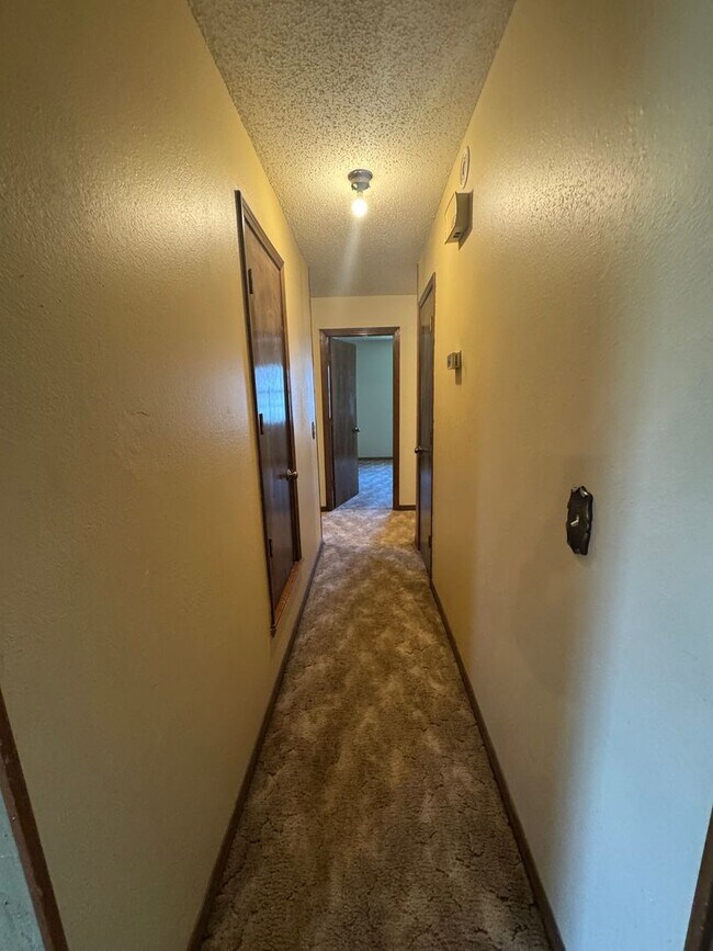 Building Photo - Large 3bedroom 2bedrooms 2 car garage