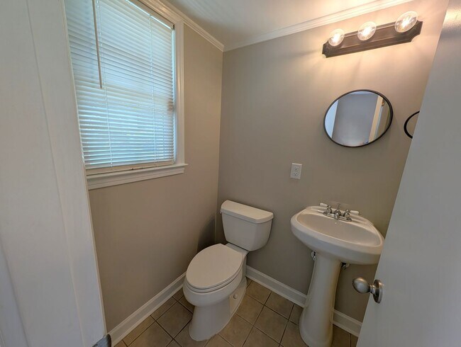 Building Photo - Charming split level home located in the Spring Valley Community in the South Park area of Charlo...