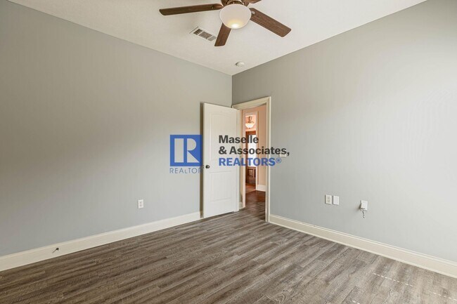 Building Photo - Beautiful 3 bedroom, 2 bathroom house in B...