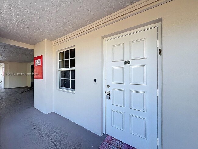 Building Photo - 605 Oaks Dr