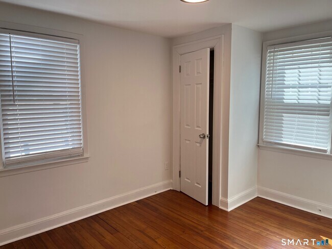 Building Photo - 446 Old Stratfield Rd