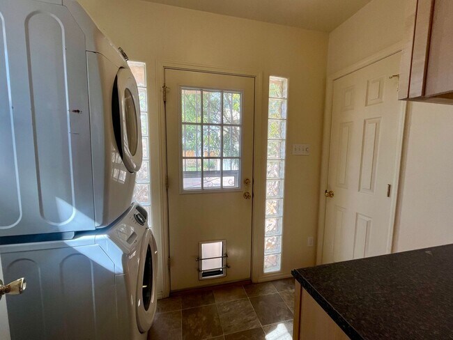 Building Photo - 3 Bedroom 2 Bathroom Charmer In Nob Hill!