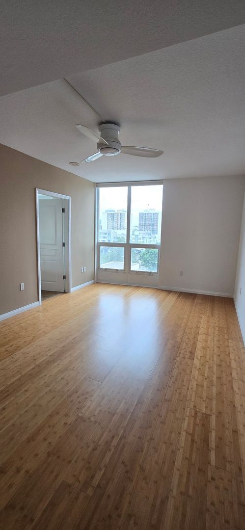Building Photo - Modern 2 Bed, 2 Bath Condo in the Heart of...