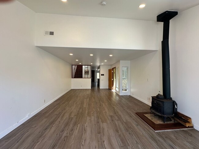 Building Photo - Huntington Beach Home