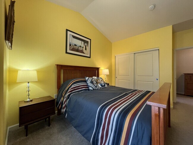 Building Photo - Well-Designed Condo with Dual Primary Suites, Vaulted Ceilings & Community Clubhouse