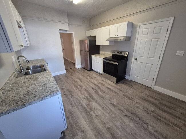 Building Photo - 132 Evergreen Ave