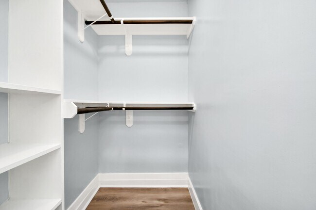 Building Photo - 6411 Hollow Oaks Dr