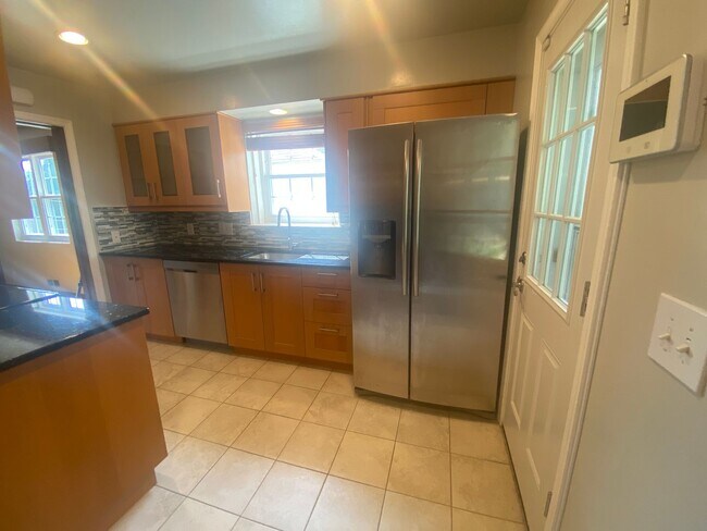 Building Photo - NICE  3BR RAMBLER CLOSE TO NIH
