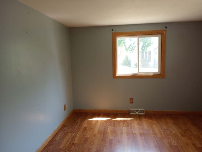 Building Photo - Nice 3 bed 1 bath house with large garage and basement!!!