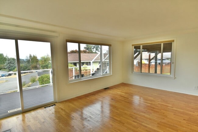 Building Photo - 4Bd/2.5Ba Edmonds House