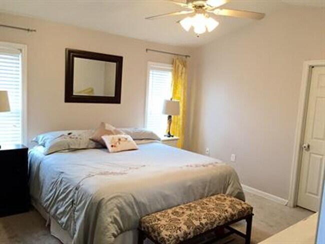 Building Photo - End Unit 3 Bedroom Townhouse