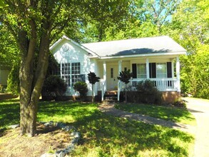 Building Photo - Private Ranch 10 minutes from Uptown